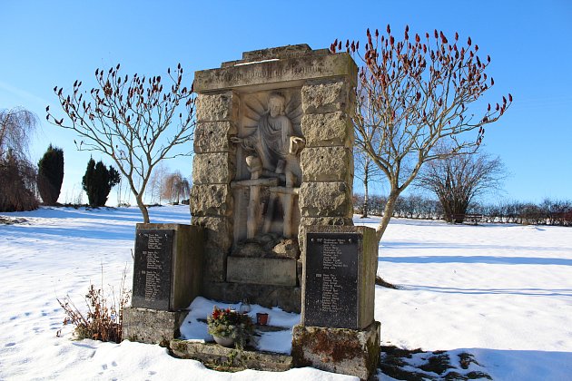 Poblíž kostela svatého Filipa a Jakuba i památník obětí první světové války.