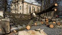 Vichřice, která se přehnala krajem, v Rychnově nad Kněžnou pobořila historický plot u kostela.