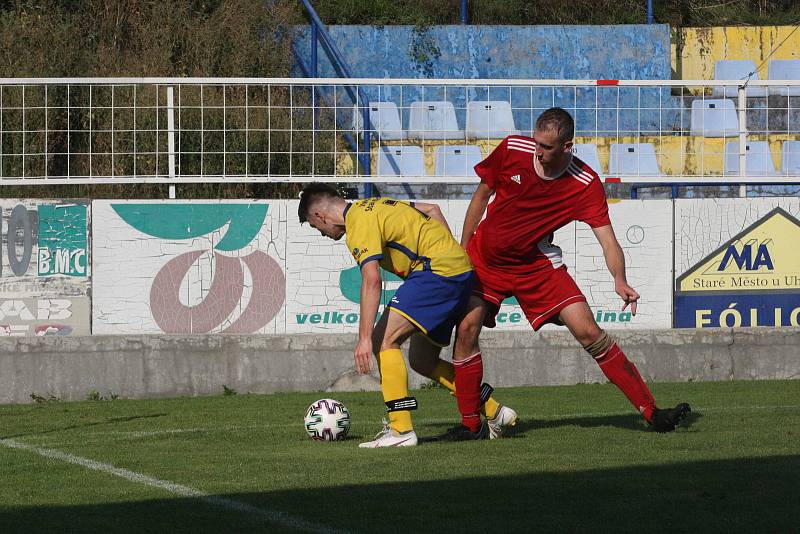 Fotbalisté Starého Města (žluté dresy) doma zvítězili nad Uherským Ostrohem přesvědčivě 7:2.