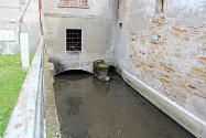Vodní kanál Alba prochází i Týništěm nad Orlicí, tady ještě na obnovu čeká.