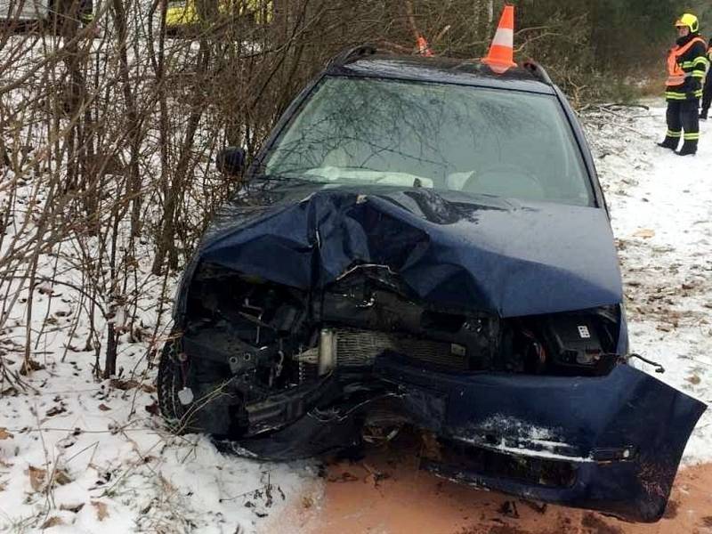 Havárie osobního automobilu u Týniště nad Orlicí.