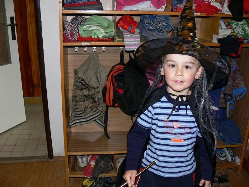 Děti z Mateřské školy Láň přišly na čarodějnice báječně namaskované jako malé čarodějky a kouzelníci.