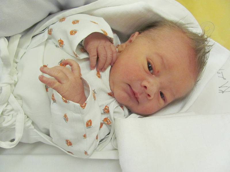 MATYÁŠ MŇUK:  Rodiče Dagmar Černá a Pavel Mňuk z Lípy nad Orlicí se radují ze syna. Narodil se 16. února ve 13.04 hodin a po narození vážil 3,65 kg a měřil 50 cm.