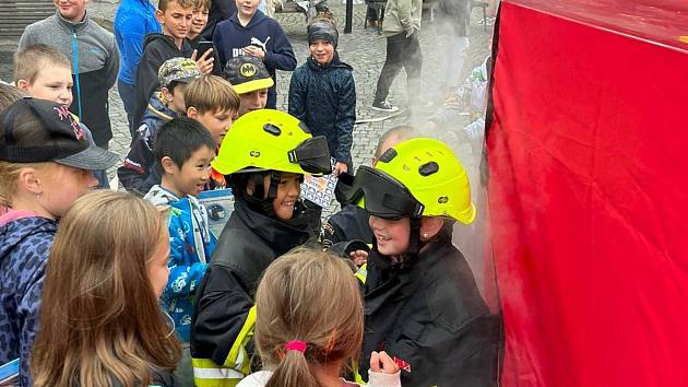 V pátek se na náměstí F. L. Věka v Dobrušce konala oslava kulatin profesionálních hasičů.