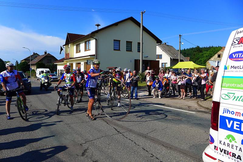 Z cyklojízdy Josefa Zimovčáka a jeho doprovodu Na kole dětem. Zdroj: archiv Josefa Zimovčáka