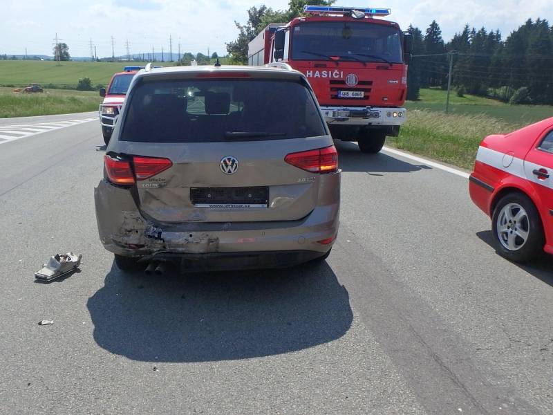 Dopravní nehoda dvou osobních automobilů a kamionu u Lipovky.