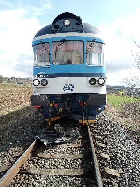 Na železničním přejezdu v Dobrušce se střetlo auto s vlakem. Silnice je uzavřená