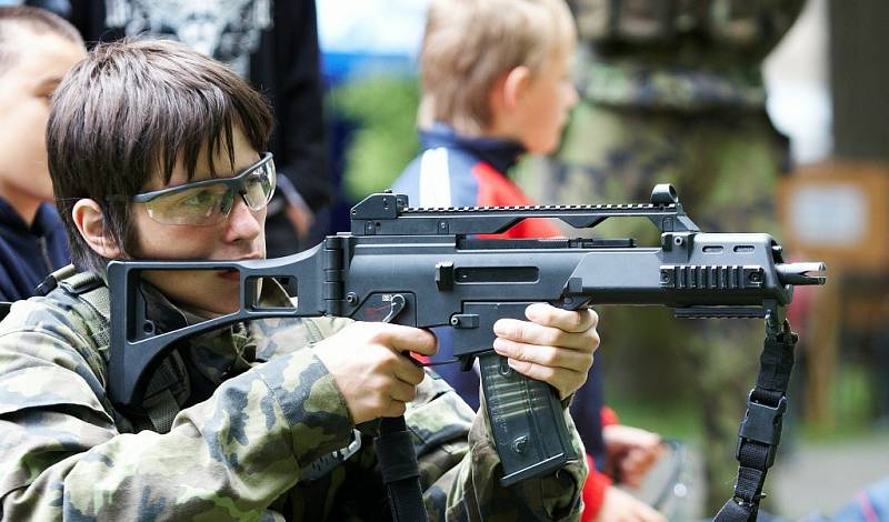 Na rychnovském Poláčkově náměstí začala včera Bambiriáda, přehlídka činnosti sdružení dětí a mládeže a středisek volného času. Veletrh nápadů pro volný čas pokračuje i dnes.