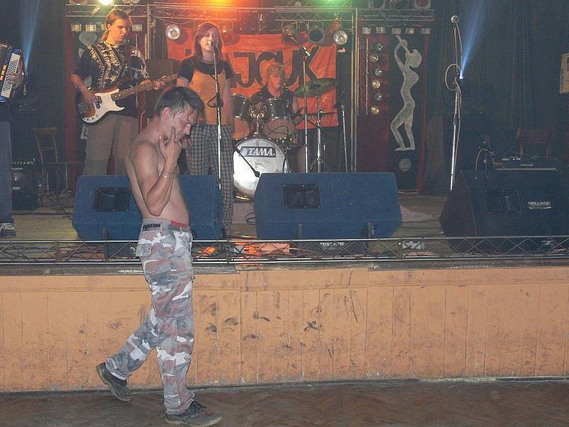 Koncert punkových kapel Hajcukovův nášup ve Slatině nad Zdobnicí. 