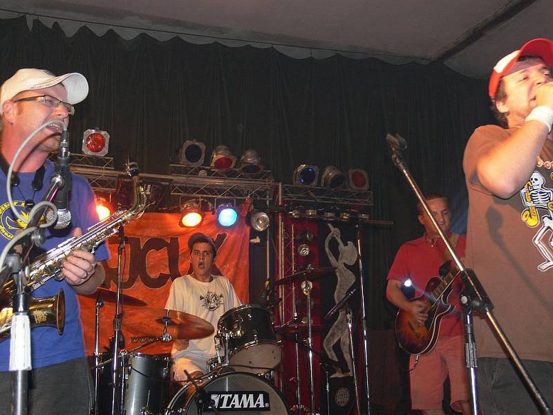 Koncert punkových kapel Hajcukovův nášup ve Slatině nad Zdobnicí. 