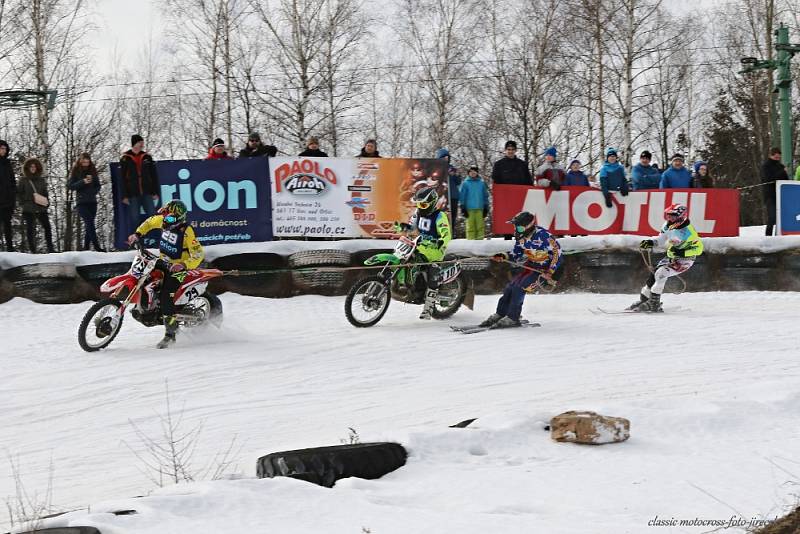 Mistrovství České republiky v motoskijöringu v Dobřanech v Orlických horách.