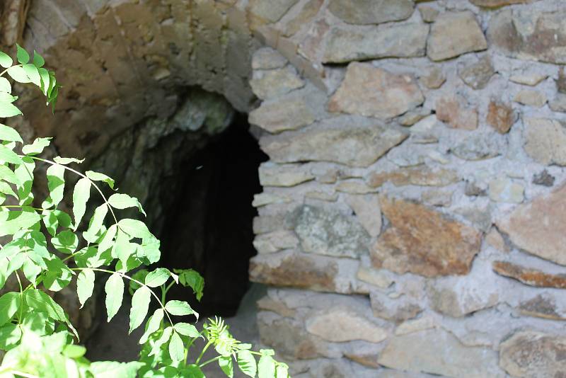 Z potštejnského hradu. Vstup do jedné z podzemních chodeb, které tu zůstaly z dob hledání údajného pokladu.