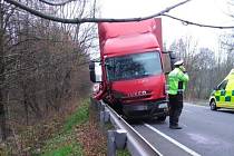 Dopravní nehoda osobního a nákladního automobilu u obce Libel.