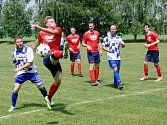 Jediný gól rozhodl o výhře fotbalistů Křovic (červené dresy)nad rezervním týmem Lípy nad Orlicí.