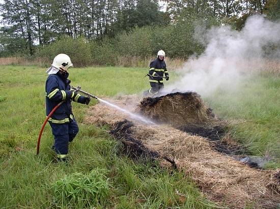 Říjnový požár několika balíků sena na poli v obci Zdelov - Zárybničí.