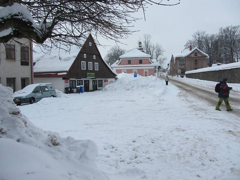 Náměstí v Rokytnici v Orlických horách.