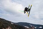 NA OBŘÍM SKOKANSKÉM MŮSTKU, který velikostí předčil i loňský olympijský v Soči, o víkendu v Deštném předváděli „vojáci“ na lyžích dechberoucí akrobatickou  podívanou. 