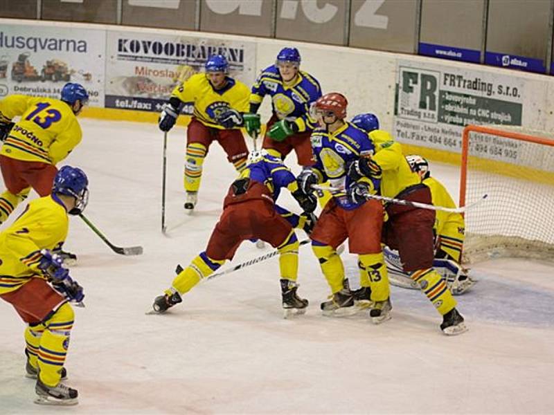 V tradičním sousedském hokejovém duelu Opočno – Semechnice byli šťastnější Baroni .