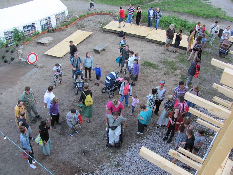 FESTIVAL byl zahájen slavnostní prohlídkou dřevěného divadla. Návštěvníci mohli vylézt až na střechu.