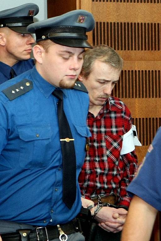 U krajského soudu v Hradci Králové začalo nejsledovanější hlavní líčení se slovenským občanem Antonínem Novákem, který čelí obžalobě z loňského znásilnění a vraždy devítiletého Jakuba Šimánka z Havlíčkova Brodu.
