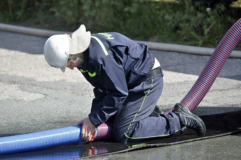 Ze Dne s borohrádeckými hasiči. Součástí programu byla i okrsková soutěž v požárním útoku družstev a soutěž o pohár starosty města. Foto: Martin Tobiška