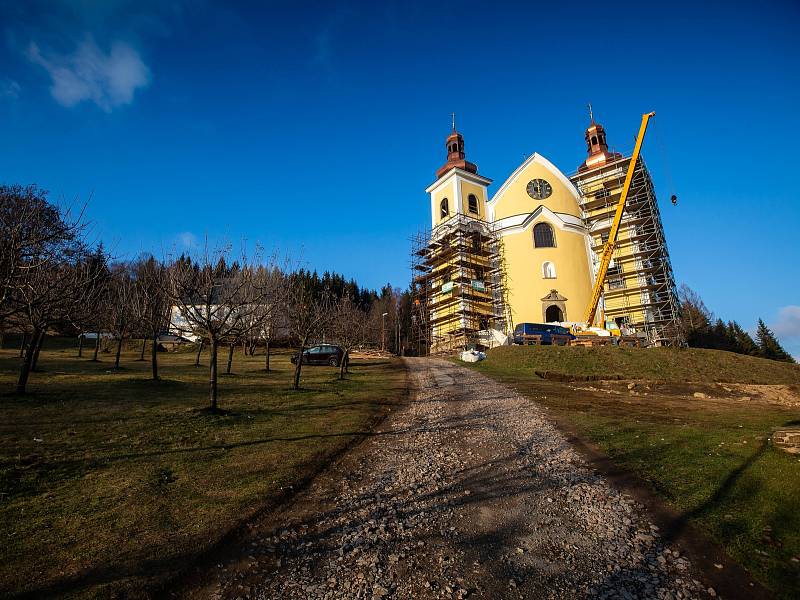 Do zvonice neratovského kostela se vrátily zvony.