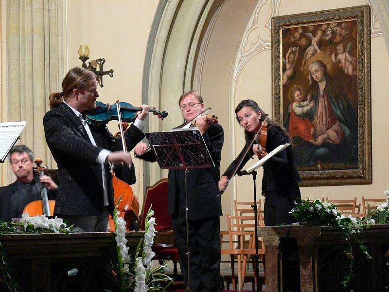 Houslový virtuos Pavel Šporcl zahrál v kostele Nejsvětější Trojice Vivaldiho Čtvero roční období.  