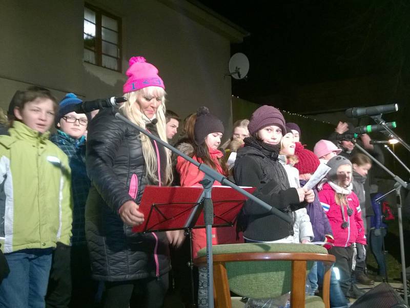 Na Rychnovsku si lidé zazpívali i na Jiráskově náměstí v Kostelci nad Orlicí. Pěveckými hosty  akce byli zpěváci Jana Koutová a Jaroslav Beneš.