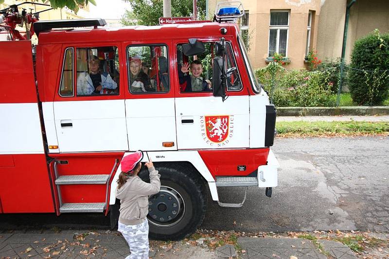 Den bez aut v Kostelci nad Orlicí.