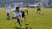 Kostelečtí fotbalisté (v bílém) v jarní premiéře remizovali s Vysokou 1:1, v penaltovém rozstřelu uspěli hosté.