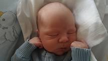 JOSEF NÁSTRAHA přišel na svět 25. listopadu ve 23.00 hodin. Po narození měřil 49 cm a vážil 3420 g. Velkou radost udělal svým rodičům Aliia Shamsuthinové a Josefu Nástrahovi z Voděrad. Tatínek to u porodu zvládl úžasně.