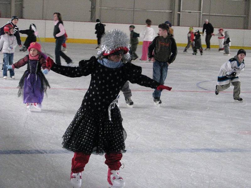 Rychnov nad Kněžnou - sezonu na ledě zakončil karneval.