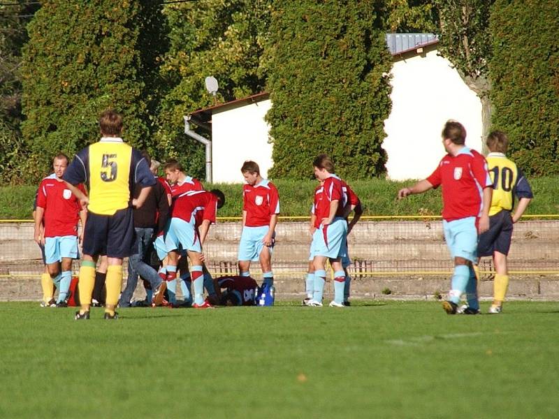 Ošetřování opočenského brankáře Krulicha a Doubka po druhém gólu Dobrušky.