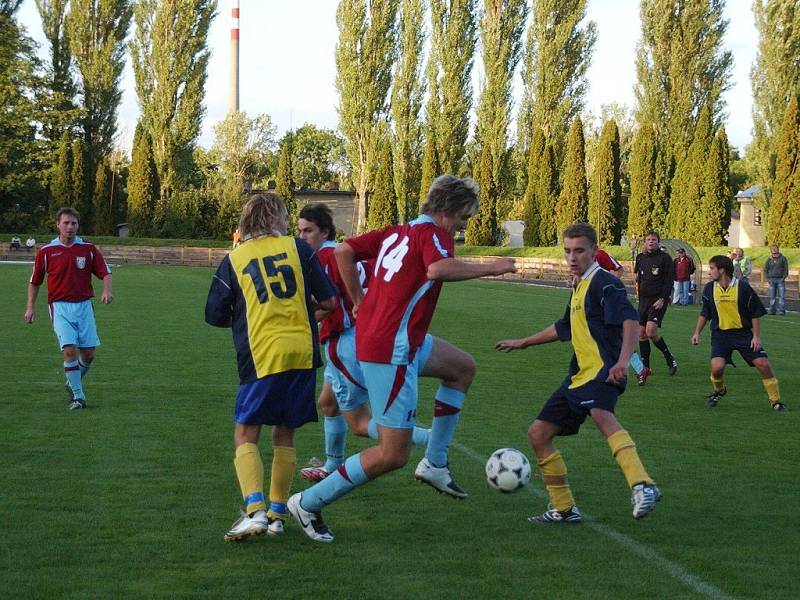 Střídající Radek Danč v obležení opočenské obrany.