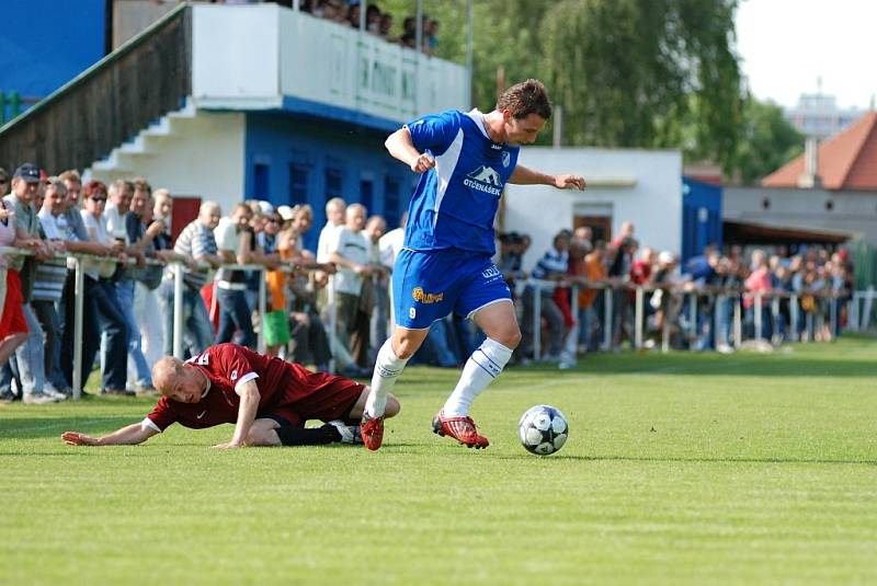 Z divizního utkání Týniště - Kunice (1:2). Domácí útočník Ondřej Ujec se zbavil svého strážce. 