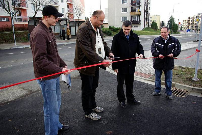 V Dobrušce byla vybudována dvě nová parkoviště poblíž náměstí F. L. Věka. 