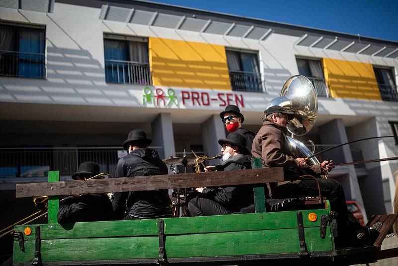 Skupina Black Burinos projela Rychnovem nad Kněžnou, v době karantény tak zahrála občanům z pojízdného pódia.