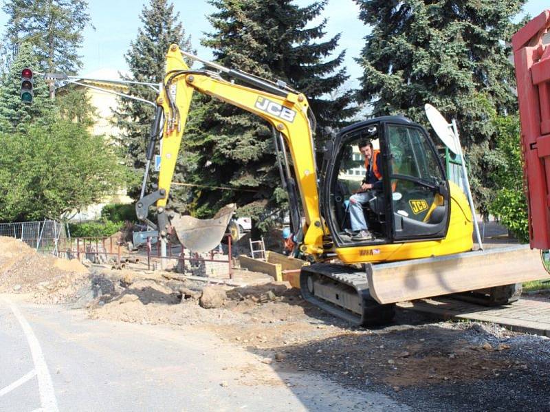 Částečná uzavírka hlavního silničního tahu v Kostelci nad Orlicí.