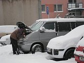 Nová sněhová nadílka zakryla rychnovské ulice. Občané začali s úklidem. 