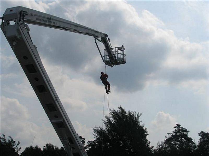 V obležení se ocitl tank i obrněný transportér