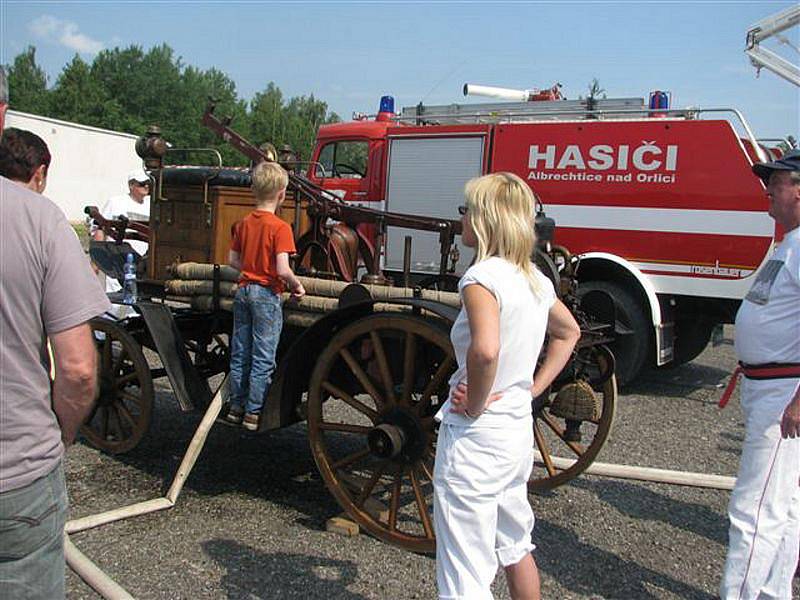 V obležení se ocitl tank i obrněný transportér