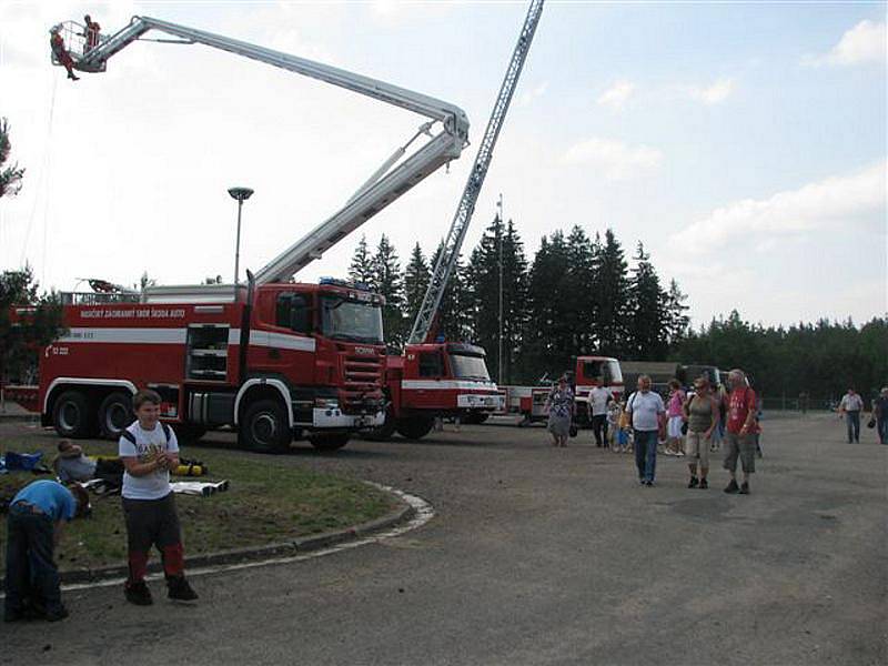 V obležení se ocitl tank i obrněný transportér