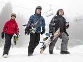 Čtyřsedačková lanovka v Říčkách v Orlických horách jezdila také v sobotu a neděli. Na zasněžené červené sjezdovce se lyžovalo bez čekacích dob. Sníh byl lehce přimrzlý.