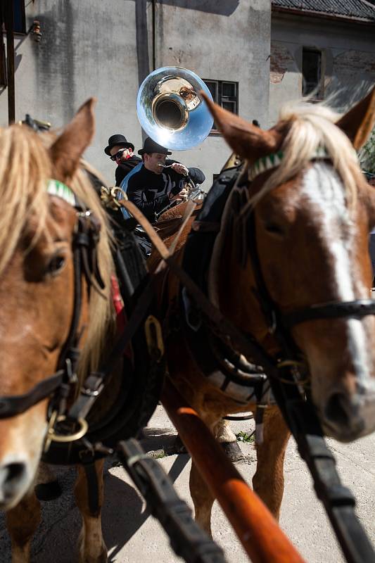 Skupina Black Burinos projela Rychnovem nad Kněžnou, v době karantény tak zahrála občanům z pojízdného pódia.