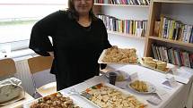 Osm kuchařek z Pobytového střediska pro žadatele o udělení mezinárodní ochrany v Kostelci nad Orlicí připravilo sladké speciality své národní kuchyně.