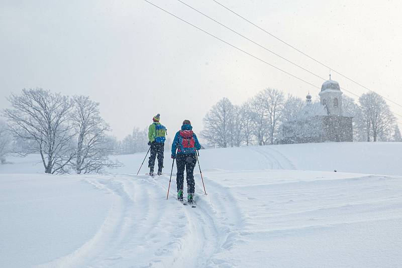 Skialpinisté v Krkonoších a Orlických horách.