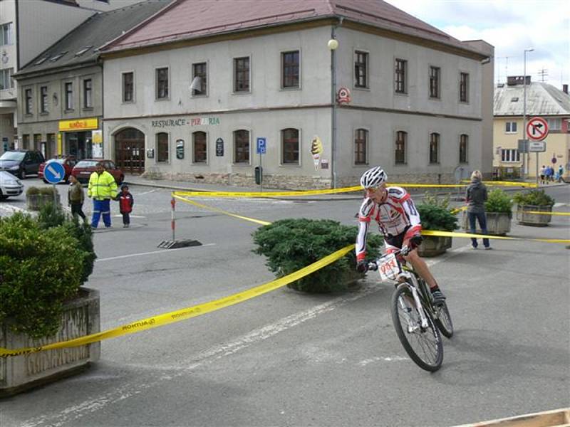  Finálový závod 22. ročníku cyklistického Dobrušského poháru ovládl domácí závodník Ondřej Ptáček.   