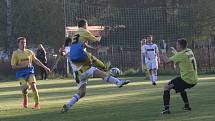 Přepyšský gólman Tomáš Ježek čelí jedné z akcí fotbalistů Vamberka, kteří utkání vyhráli 3:1.  