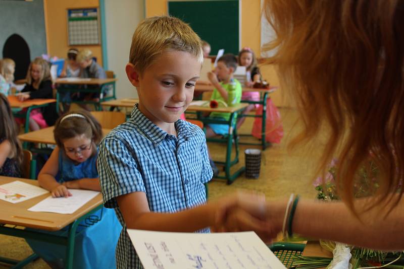 Třída I. A Základní školy Pulická v Dobrušce se určitě na první vysvědčení těšila. A hlavně na prázdniny.