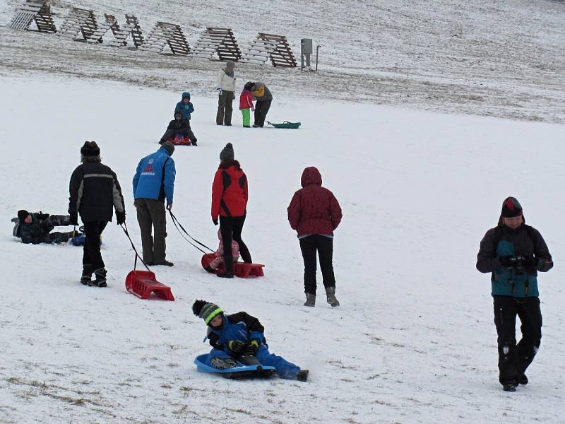 V sobotu 2. ledna zahájilo sjezdařskou sezonu Skicentrum v Deštném v Orlických horách.